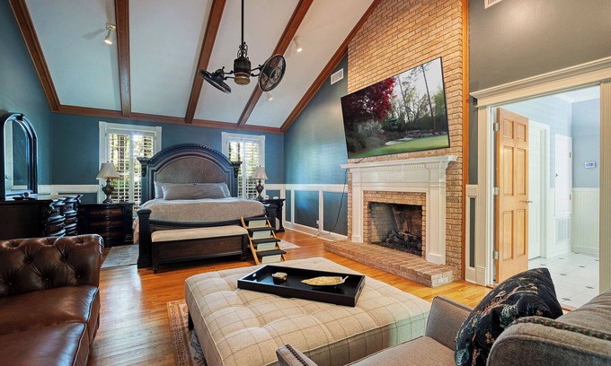 Thomasville Casa | Luxurious 4-Bedroom Retreat with Theater, Pool, Hot Tub, and Bar on 6 acres.