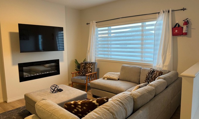 Northeast Edmonton Casa | Luxurious | 4 Bedrooms| Main Floor of House| Families| Groups| Individuals|