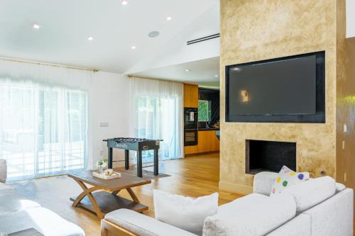 Sawtelle Casa | Luxurious 4 BR near UCLA-Beverly Hills - BEL1-LOR