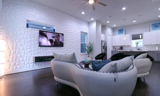 Astrodome Casa | Luxurious 4 Story Rooftop Townhouse-Near Medical Center&NRG stadium.