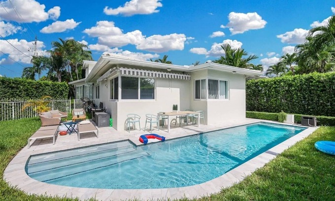 Surfside Casa | Luxurious 4Bdr with a pool, blocks to beach