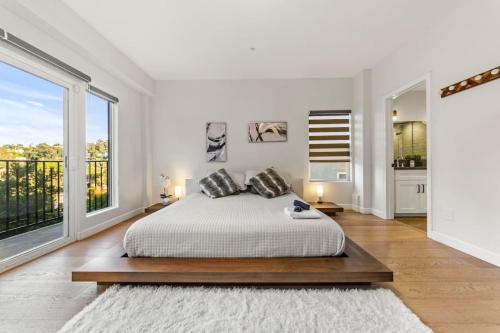 Los Feliz Casa | Luxurious 4BR in prime LA location with great view