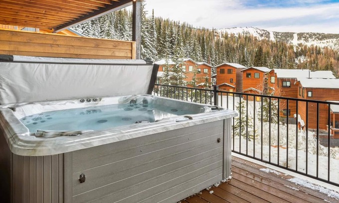 Sandpoint Condominio | Luxurious 4BR Mountain Chalet at Schweitzer w/ Epic Views, Hot Tub, Pet-Friendly