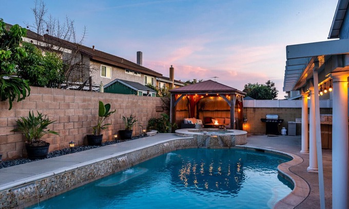La Palma Cama Y Desayuno | Luxurious 4BR Pool House with 2 Master Suites, Near Disney!