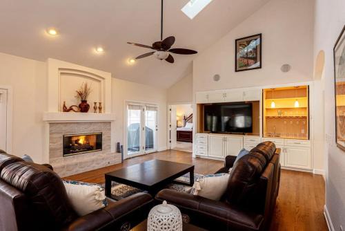 Arapahoe Ridge Casa | Luxurious 4BR Retreat - Pool Table & Chic Amenities