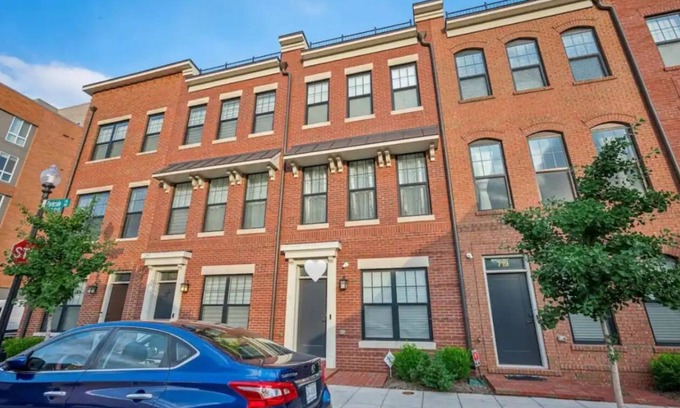 Northeast Casa | Luxurious 4BR TH w. free parking, close metro access, & patio in Washington, DC