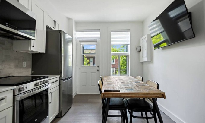 Sainte-Marie Apartamento | Luxurious 4BR with Sunny Deck Balcony