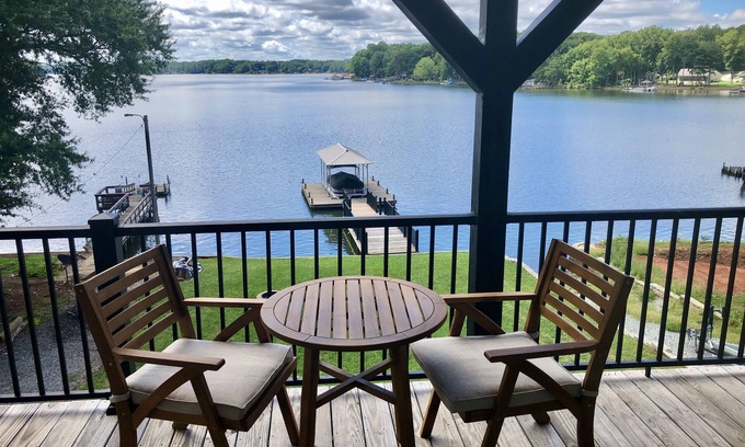 Southmont Casa | Luxurious 5 bed 3 1/2 bath lakefront home: private pier, 2 paddleboards, 2 kayak