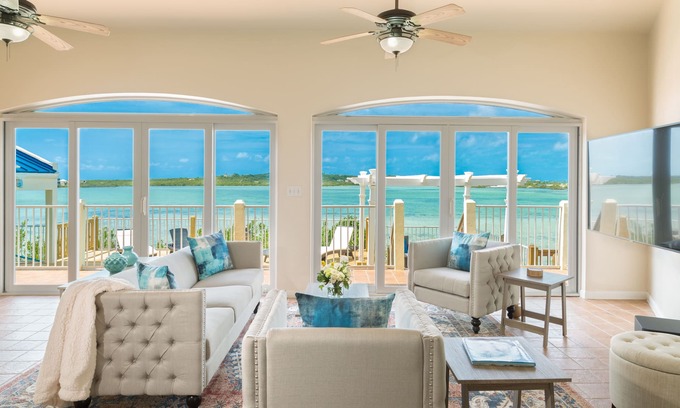 Venetian Road Settlement Villa | Lujosa villa de 5 dormitorios frente al mar en el corazón de Providenciales