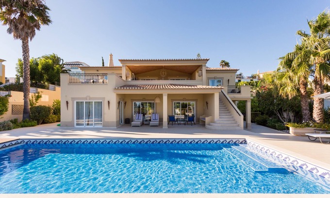 Praia da Luz Villa | Lujosa villa de 5 dormitorios con piscina privada, bañera de hidromasaje e impresionantes vistas al mar