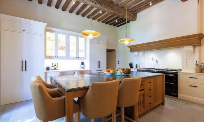 Rayet Otro | Luxurious 5-bedroom castle in peaceful Rayet with AC