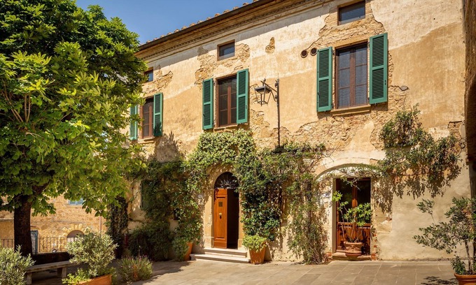 Castelmuzio Villa | Luxurious 5-bedroom villa in charming Castelmuzio, Val d'Orcia wine region