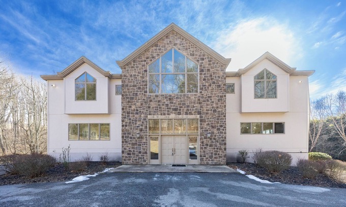 Chadds Ford Casa | Luxurious 5-bedroom 5.5 bath house with AC, WiFi in charming Chadds Ford