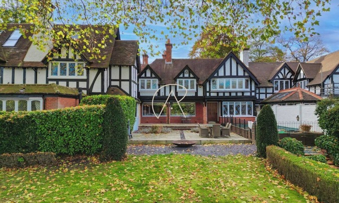 Bray on Thames Casa | Luxurious 6-Bed Family Home in Bray | Private Pool