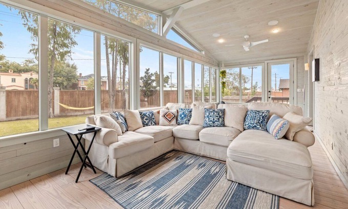 Lake Charles Casa | Luxurious 6-Bedroom Grand Residence with Multiple Living Areas - Designer Home