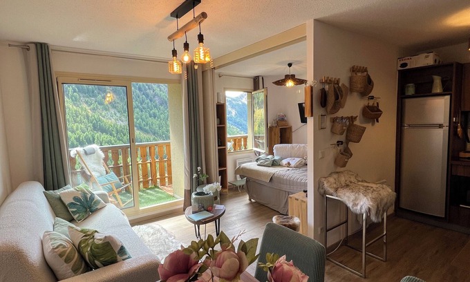 Isola Apartamento | Luxurious 2-room apartment sleeps 4 in resort center/ 50m from slopes / walking distance to amenities