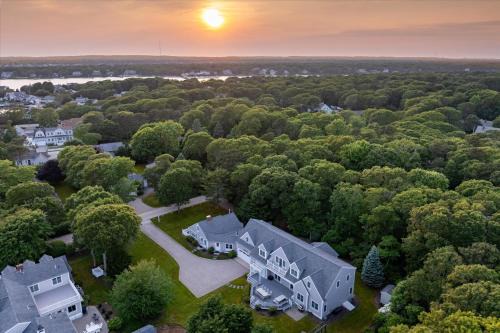 East Falmouth Casa | Luxurious 7-Bedroom Home in Falmouth