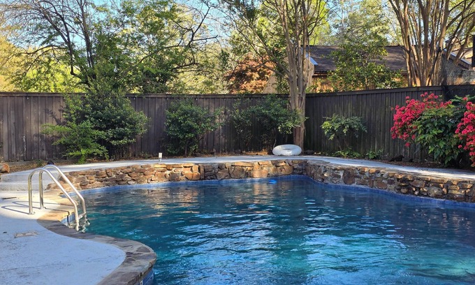 Ellendale Casa | Luxurious 8- BR Mansion with Pool- Near Germantown, Fully Fenced Backyard.