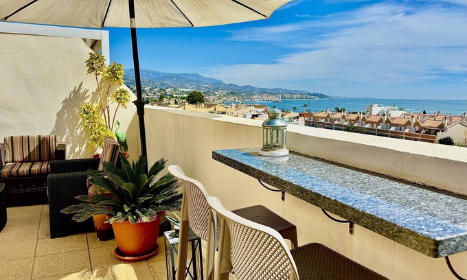 Torre del Mar Apartamento | Alojamiento de lujo con gran terraza y vistas impresionantes al mar.
