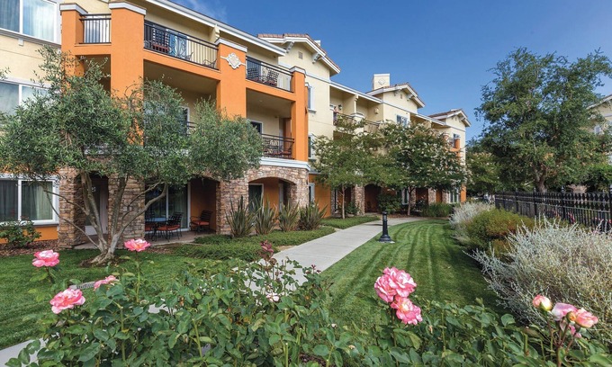 Napa Complejo | Luxurious Accommodations w/ Tuscan Charm. Gateway to the Napa Valley Wine Region