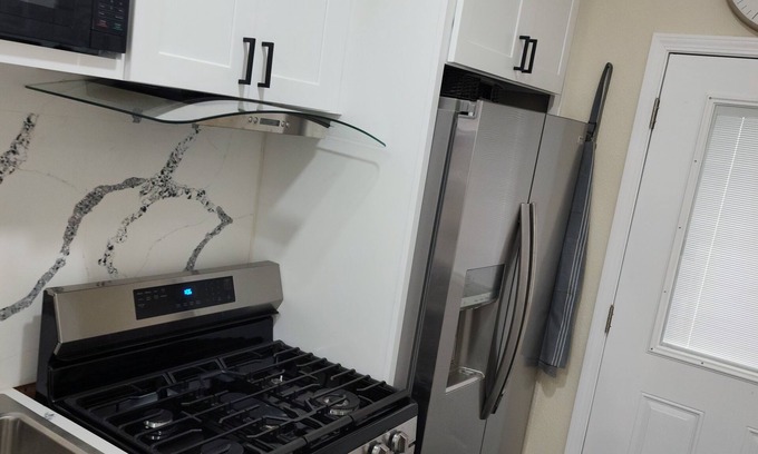 Quartz Hill Apartamento | Luxurious All Private 1 bedroom Guest Suite, King bed in Lancaster with AC, WiFi