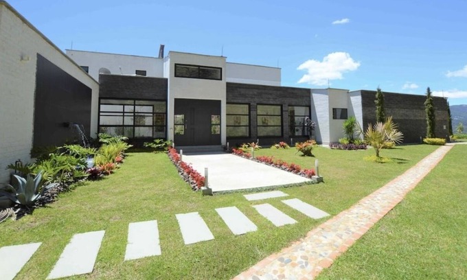 Retiro Villa | 💎Lujosa y bella mansión con piscina caliente 🔥