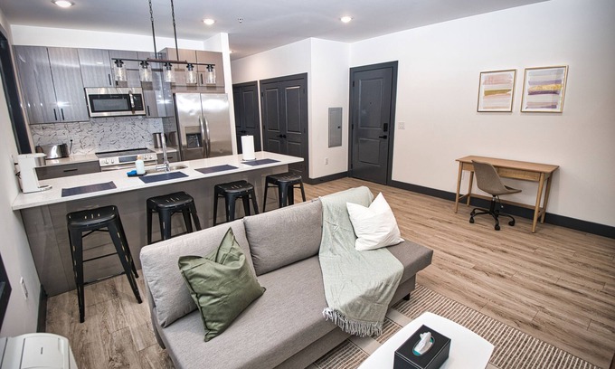 West New York Apartamento | Luxurious and Spacious Apt with King Bed and Free Indoor Parking-20 Min to NYC