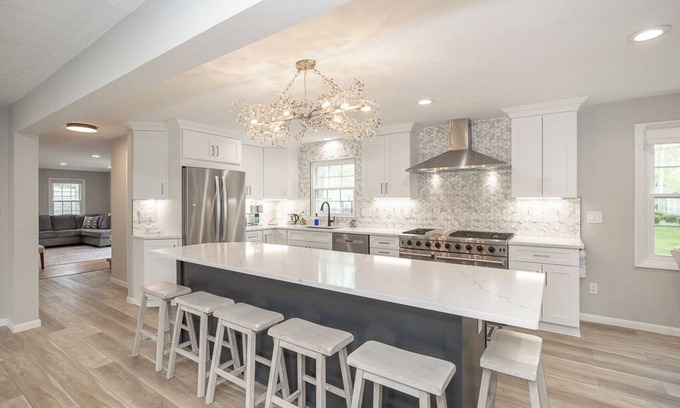 Avon Lake Casa | Luxurious and Spacious House—Hot Tub and EV charger