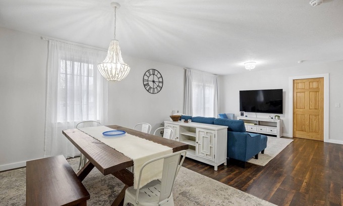 Meredith Apartamento | Luxurious and Sunny Apt at Main Street, Meredith