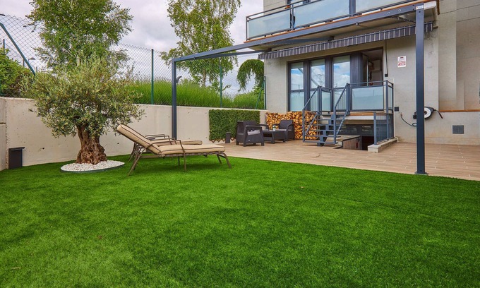 Ciruena Apartamento | Lujoso apartamento con jardín y garaje
