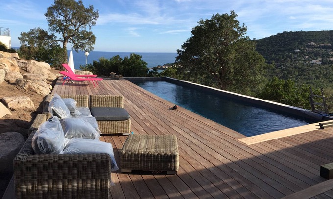 Tarcu Villa | LUJOSA ARQUITECTO VILLA 210 M2. VISTA AL MAR Y MONTAÑA 180 ° EN TARCO