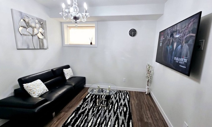 Southwest Edmonton Casa | Luxurious basement suite