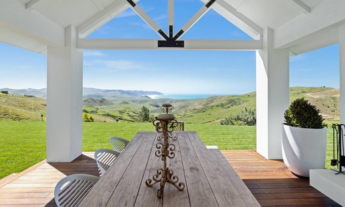 Waimarama Casa | Luxurious Beach Views-bright and Airy Design w/ Pool and hot Tub!