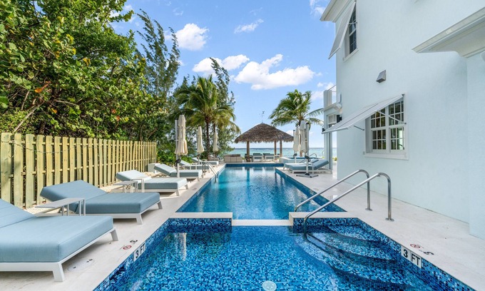 Bodden Town Casa | Luxurious Beachfront 6-bed House with Guest House- Sleeps up to 21 Guests!