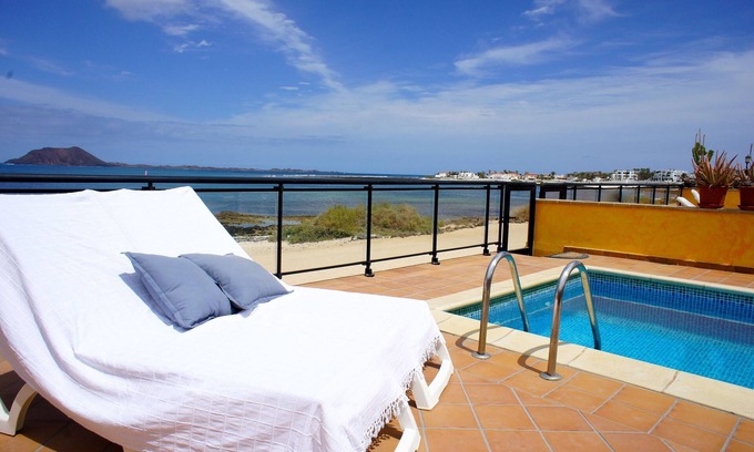 Corralejo Villa | Villa de lujo con piscina climatizada en primera línea de playa