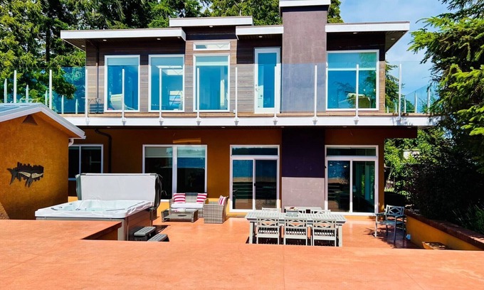 Sooke Villa | Luxurious Beachfront Villa with private hot tub, huge deck, family/pet-friendly!