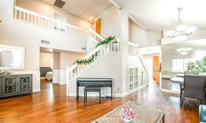 Raisin Casa | Luxurious Beautiful Home in Clovis with Pool