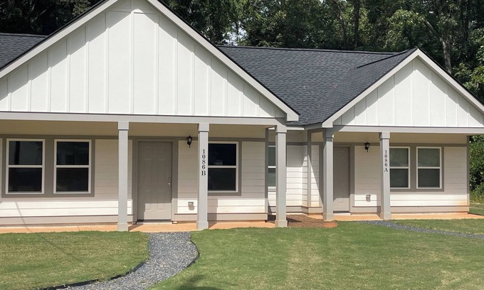 Jonesboro Apartamento | Luxurious Brand-New 1BR Apartment – Modern and Open floor plan with fire pit!