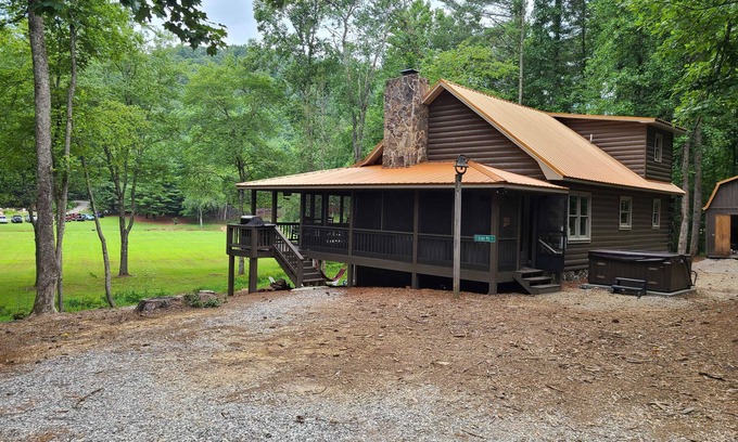 Suches Cabina | Luxurious Brown Mountain River Cabin 4BR/3Bath w/Hot Tub and Fire Pit