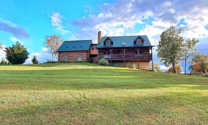 Newport Cabina | Luxurious cabin, mountain views near the Smokies! Pet and family friendly!