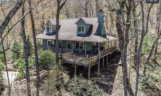 Sky Valley Cabina | Luxurious Cabin with Stunning Mountain Views and Outdoor Fireplace in Sky Valley