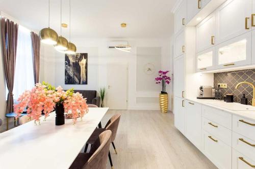 Ujlipotvaros Apartamento | Luxurious Central King and Queen Bed Park4Free