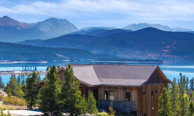 Grand Lake Chalet De Esquí | Luxurious Chalet: Epic Views, HT, K beds, Movie/Game Room, Gym, in Grand Lake