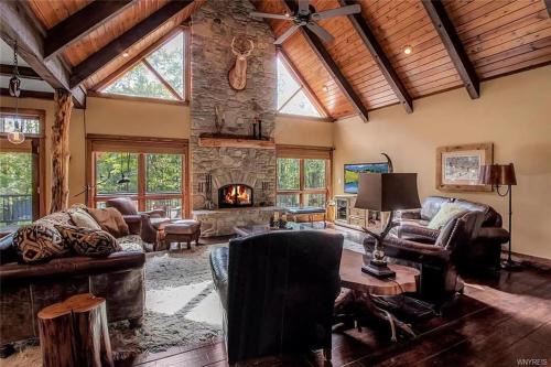 Ellicottville Casa | Luxurious Chalet! Hot-tub, Bonfire & Ideal Location for Skiing & Town