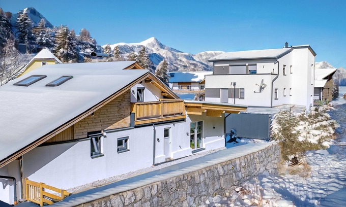 Fieberbrunn Casa | Luxurious chalet in the centre, ski bus nearby