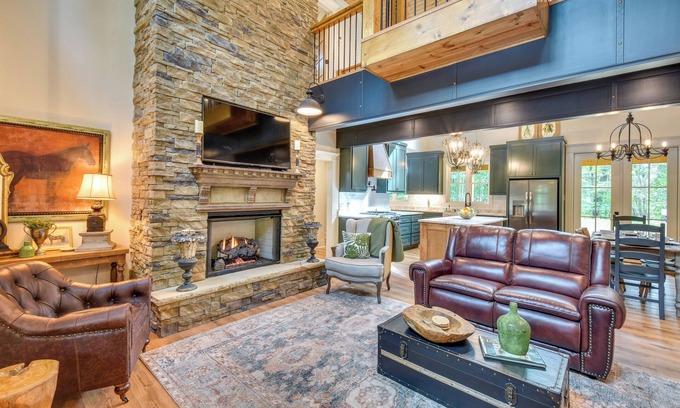 Clarkesville Cabina | Luxurious Clarkesville Cabin w/ Decks & Fire Pit