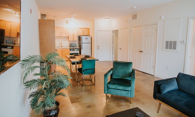 High Point Apartamento | ★Luxurious & Comfy ~ Serene Location ~ ♛Royal Beds