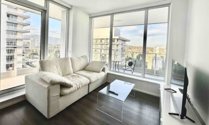 Burnaby Apartamento | Luxurious Condo by Skytrain