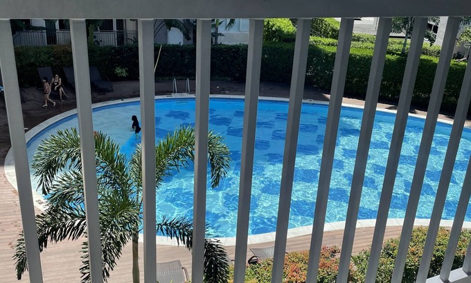 Las Pinas Condominio | Luxurious Condo overlooking the pool