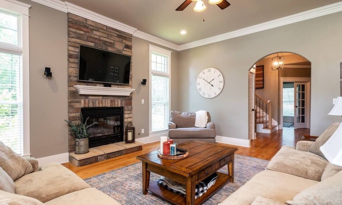Buechel Casa | Luxurious Corporate/Derby Rental